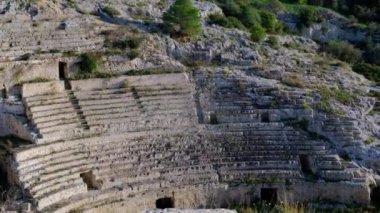 İtalya 'nın Sardunya bölgesindeki Cagliari tepelerindeki antik bir Roma tiyatrosunun kalıntılarına panoramik bir bakış açısı. Yüksek kalite 4k görüntü