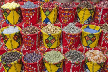 Orta Doğu çarşısında baharat dolu renkli sepetler. Yüksek kalite fotoğraf