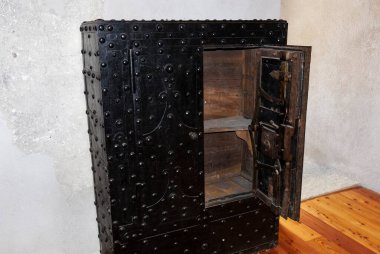 Tahtadan ve demirden yapılmış eski bir kasa. Yüksek kalite fotoğraf