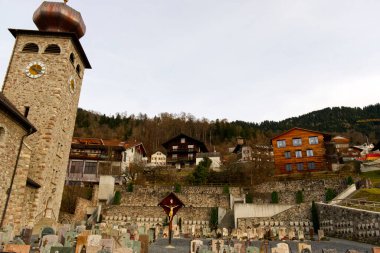 Bavyera Alpleri 'ndeki etkileyici dağ manzarası. Gün batımında doğa manzarasının manzarası. Alp köyü. Yüksek kalite fotoğraf