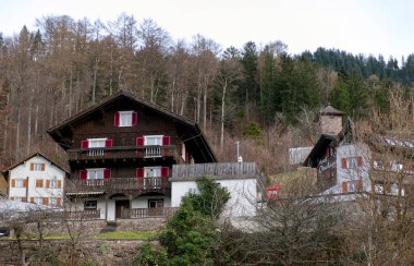 Vaduz, LIECHTENSTEIN - 3 Ocak 2023: Sıcak güneşli yaz gününde bulutlu mavi gökyüzü ile küçük Avrupa başkentinin muhteşem şehir manzaraları. Yüksek kalite fotoğraf