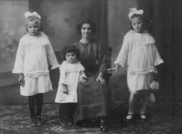 Piedmont, İtalya 'dan aile portresi, 1915. Yüksek kalite fotoğraf