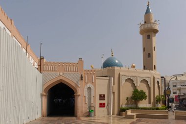 Muscat, Umman - 11 Eylül 2024: Muscat souk 'a giriş, geleneksel market tezgahı. Yüksek kalite fotoğraf