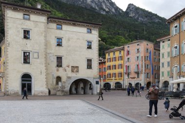 Riva del Garda, İtalya - 24 Nisan 2022: Riva Del Garda sokakları ve gölün merkez meydanı. Yüksek kalite fotoğraf