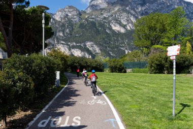 Bisikletçiler Garda Gölü 'ndeki Dolomitler' de bir patikada. Yüksek kalite fotoğraf