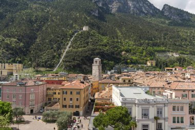Riva del Garda havadan panoramik görüntü. Riva, İtalya 'nın Trentino Alto Adige bölgesinde Garda Gölü' nün kuzey ucunda bir kasabadır. Yüksek kalite fotoğraf