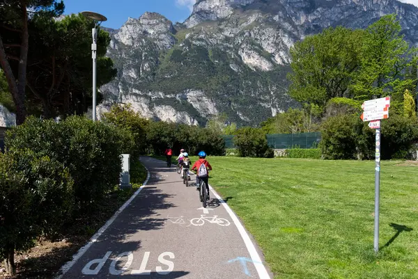Bisikletçiler Garda Gölü 'ndeki Dolomitler' de bir patikada. Yüksek kalite fotoğraf