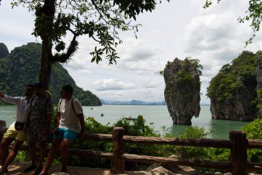 Tayland - 21 Ağustos 2024: Turistler Phra Nang Adası Ulusal Parkı önünde selfie çektiler,