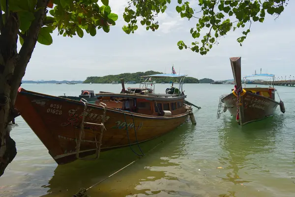 Uzun kuyruk tekneleri Rawai, Phuket, Tayland 'da demirlemiş. Yüksek kalite fotoğraf