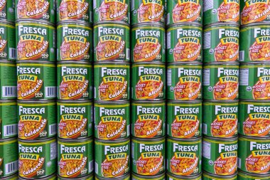 Filipinler - 30 Ağustos 2024: bir yığın konserve ton balığı. Gıda modeli arka planı