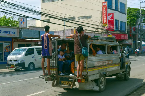 Filipinler- 29 Ağustos 2024: Renkli, kırsal araçlar sokaklarda koşturuyor, ülkedeki en popüler ve kalabalık toplu taşıma aracı..