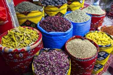 Orta Doğu çarşısında baharat dolu renkli sepetler. Yüksek kalite fotoğraf