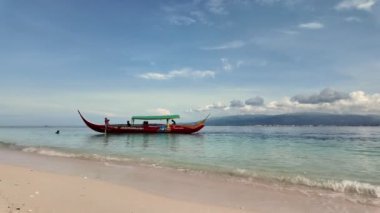 Mindanao, Filipinler 'deki Santa Cruz adası - 28 Ağustos 2024: Uzun kuyruklu turistler plaja yaklaşıyor.