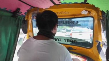 Mindanao, Filipinler - 25 Ağustos 2024: Zamboanga Yolları 'nda üç tekerlekli bisiklete binmek. Yüksek kalite 4k görüntü