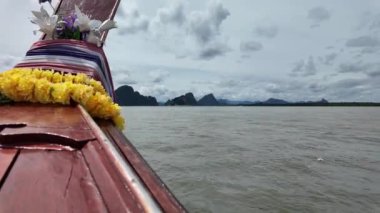 Tayland. Geleneksel uzun kuyruk tekneleri, Andaman denizi ve adalar panoraması. Yüksek kalite 4k görüntü