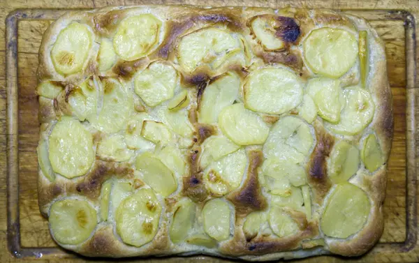 Taze pişmiş Focaccia, patates sebzeli pala romana pizza ve biberiye, İtalya. Yüksek kalite fotoğraf