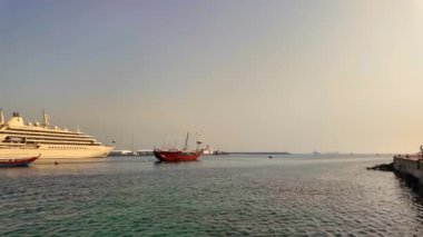 Umman 'daki Matrah limanının panoramik görüntüsü. Muscat City yakınlarında, yüksek kalite 4K görüntü.