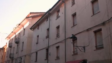 Aosta, İtalya 28 Aralık 2024: Şehir merkezinde turistler. Yüksek kalite 4k görüntü