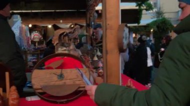 Aosta, İtalya - 28 Aralık 2024: Aosta Meydanı 'ndaki belediye binası ve noel pazarları. Yüksek kalite 4k görüntü