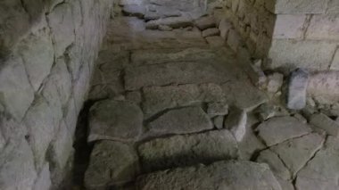 Cagliari, İtalya - 9 Ocak 2024: Santa Eulalia kilisesinin altında gömülü bir Roma yolunun kalıntıları. Yüksek kalite fotoğraf