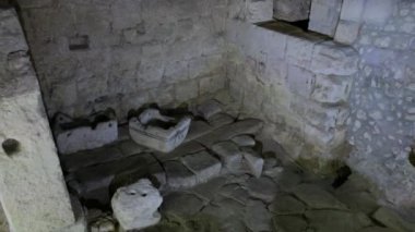 Cagliari, İtalya - 9 Ocak 2024: Santa Eulalia kilisesinin altında gömülü bir Romen evinin kalıntıları. Yüksek kalite fotoğraf