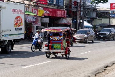 BORACAY, PHIPPINES - Mart 04, 2013: Mindanao adasının ana caddesinde üç tekerlekli bisiklet. Üç tekerlekli bisiklet Filipinler 'de çok popüler bir toplu taksi taşımacısıdır. Yüksek kalite fotoğraf