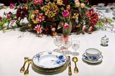 İtalya - 26 Aralık 2023: Quirinale 'de temsili bir öğle yemeği için tören masası kurulması. Yüksek kalite fotoğraf