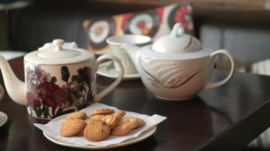 Çay zamanı, geleneksel İngiliz çay seremonisi bisküviler ve sıcak çay ile çaydanlık. Yüksek kalite 4k görüntü