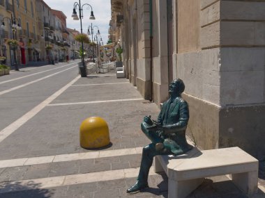 İtalya 'nın Termoli şehrinin merkez caddesinde bir bankta duran bronz heykel. Yüksek kalite fotoğraf