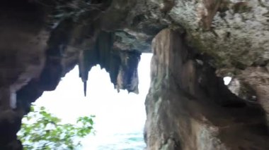 Tayland 'daki Krabi mağarasında kireçtaşı oluşumlarının üzerinde Orizontal tava. Yüksek kalite 4k görüntü