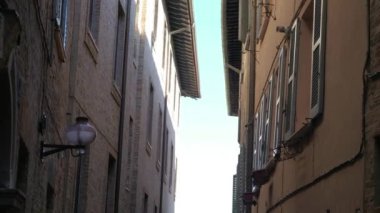 Urbino, Marche Bölgesi, İtalya 'da Antika Mimarilerle Sokakta Dolaşmak. POV Yüksek Kaliteli 4k görüntü