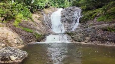 Tayland 'daki orman gezisi alanındaki güzel büyük şelale manzarası. Yüksek kalite 4k görüntü