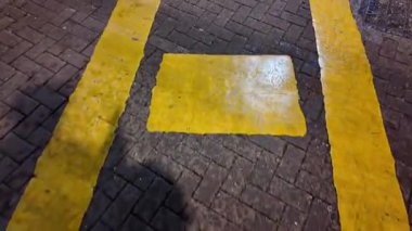 Halka açık bir geçitte yürüyen ayaklar, bir şehir veya kasabada zebra ve şehir caddelerinin kesiştiği yer. Yüksek kalite 4k görüntü