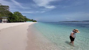 Beyaz bir kadın, Mindanao Filipinleri 'ndeki Santa Cruz adasında banyo yapıyor. Yüksek kalite 4k görüntü