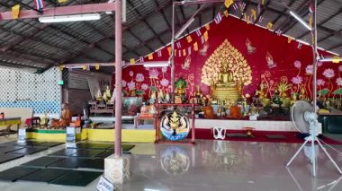 Phuket, Tayland - 26 Ağustos 2024: Keşişler Budist mihrabında Büyük Buddah Anıtı 'nın altında dua ediyorlar. Yüksek kalite 4k görüntü