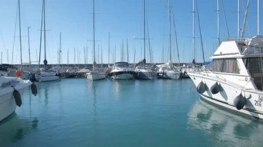 Lavagna, İtalya - 10 Ocak 2025: Limana yanaşan yelkenliler, rıhtım denizleri. Yaz tatili, gezi tatili. Yüksek kalite 4k görüntü