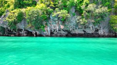 Andaman Denizi 'ndeki kireçtaşı uçurumları, Andaman Denizi' ndeki kireçtaşı kayalıkların evcilleştirilmemiş güzelliği. Yüksek kalite 4k görüntü