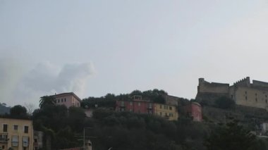 Malaspina Kalesi bir tepenin üstünde. Malaspina Şatosu Sahip Toskana İtalya. Malaspina Şatosu sahibin kasabasına hakim. Yüksek kalite 4k görüntü