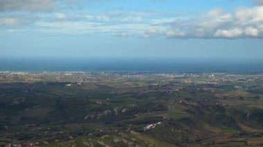 İtalya 'nın San Marino kentindeki Saturno Dağı' ndan Adriyatik Denizi Panoraması. Yüksek kalite 4k görüntü