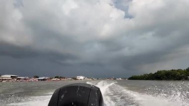 Langkawi, Malezya. Kubang Badak Mangrove Nehri 'nde sürat teknesinde. Yüksek kalite 4k görüntü