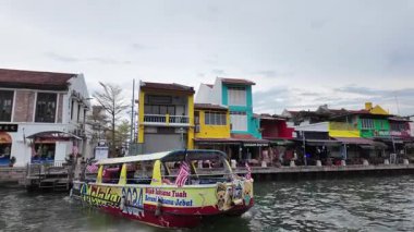 MELAKA, MALAYSIA - 29 Ağustos 2024: Melaka Nehri gezisi tarihi şehir Melaka, Malezya. Yüksek kalite 4k görüntü