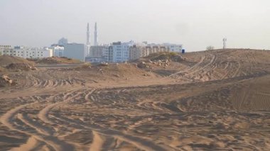 Umman, Muscat 'in kum tepeleri çölündeki manzarası. Yüksek kalite 4k görüntü