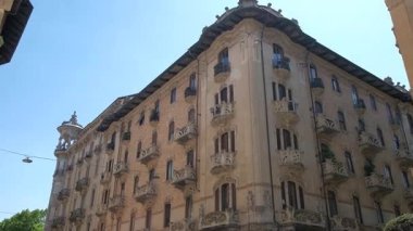 Barok tarzı bir bina. Mavi gökyüzünün altından dış görünüş. Torino, İtalya. Yüksek kalite 4k görüntü