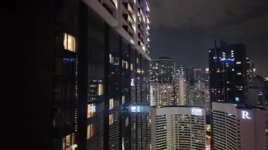 Kuala Lumpur, Malezya - 4 Eylül 2024: Menara Kulelerinin ve gökdelenlerin muhteşem manzarası. 4k Görüntü