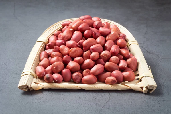 竹のダストパンに赤いピーナッツ — ストック写真