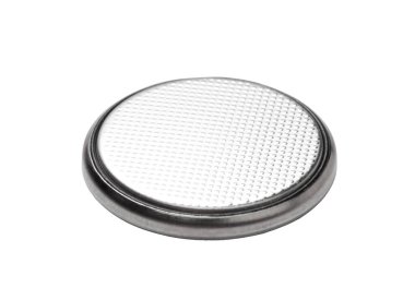 Düğme pili beyaz arkaplanda izole edildi