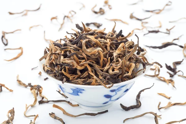 Yunnan Schwarzer Tee Einer Tasse Auf Weißem Hintergrund lizenzfreie Stockbilder