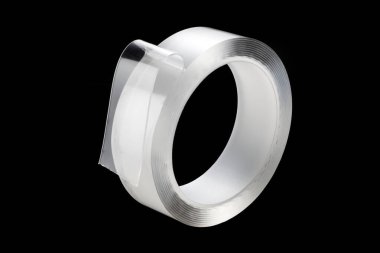 Siyah arkaplanda transparan çift taraflı bant izole edildi