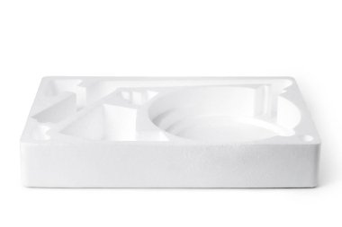 Boş stiroköpük kutusu beyaz arkaplanda izole edildi.