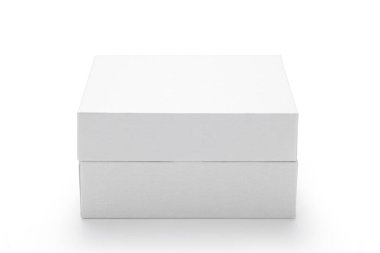 Beyaz arka planda izole edilmiş beyaz karton kutu